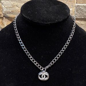 Elegant Silver Chain Necklace with a Pearl Pendant